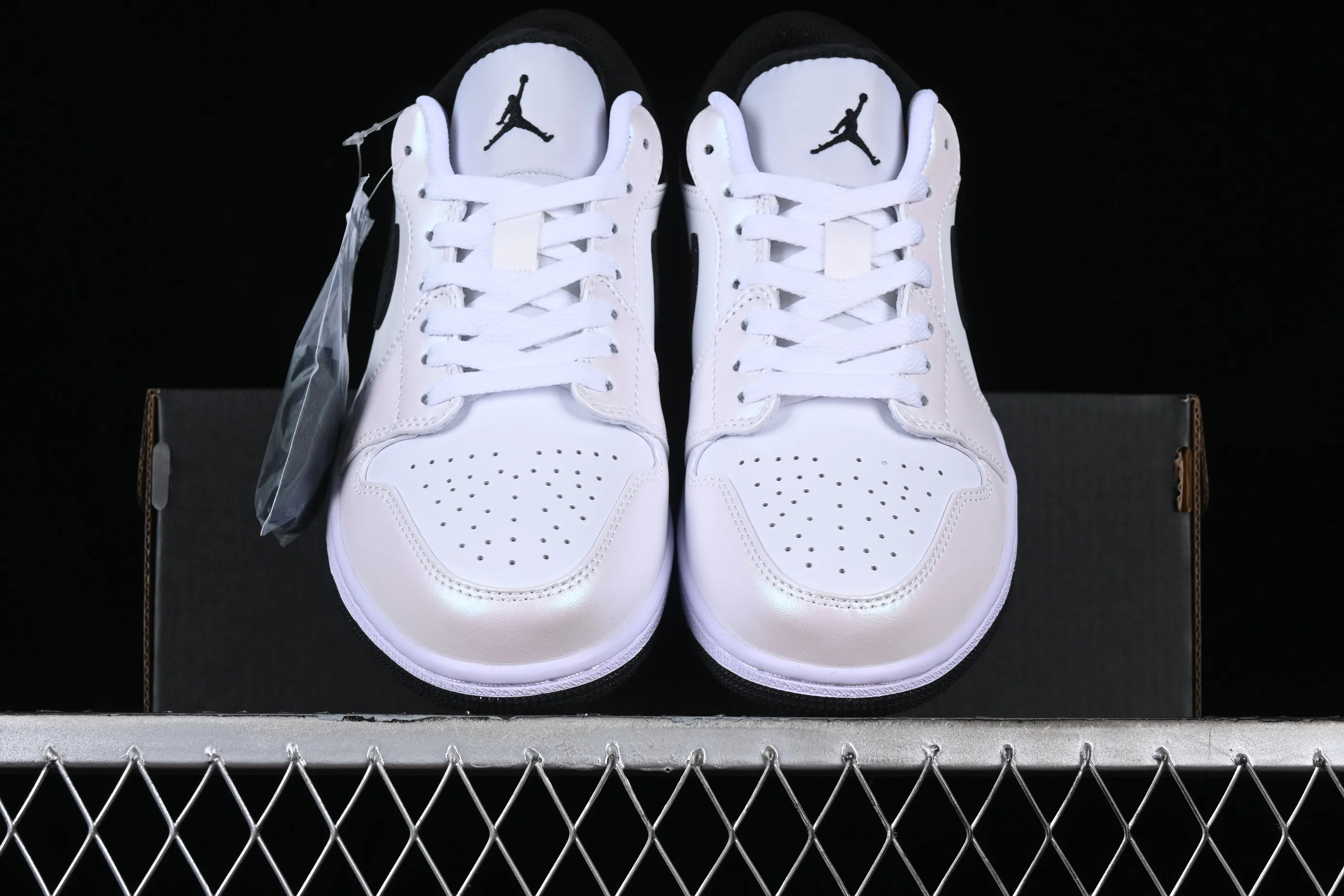 All categories Air Jordan Jordan series basketball shoes Air Jordan 1 Low Z version Air Jordan 1 Low "White and Black" AJ1 Joe 1 white and black color matching low-top cultural casual sneakers 553558-132